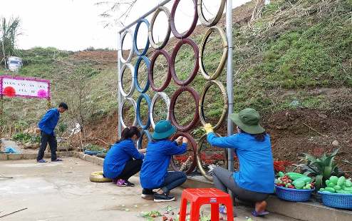 Đoàn viên, thanh niên xã Phúc Thịnh, huyện Chiêm Hóa xây dựng sân vui chơi cho thiếu nhi.